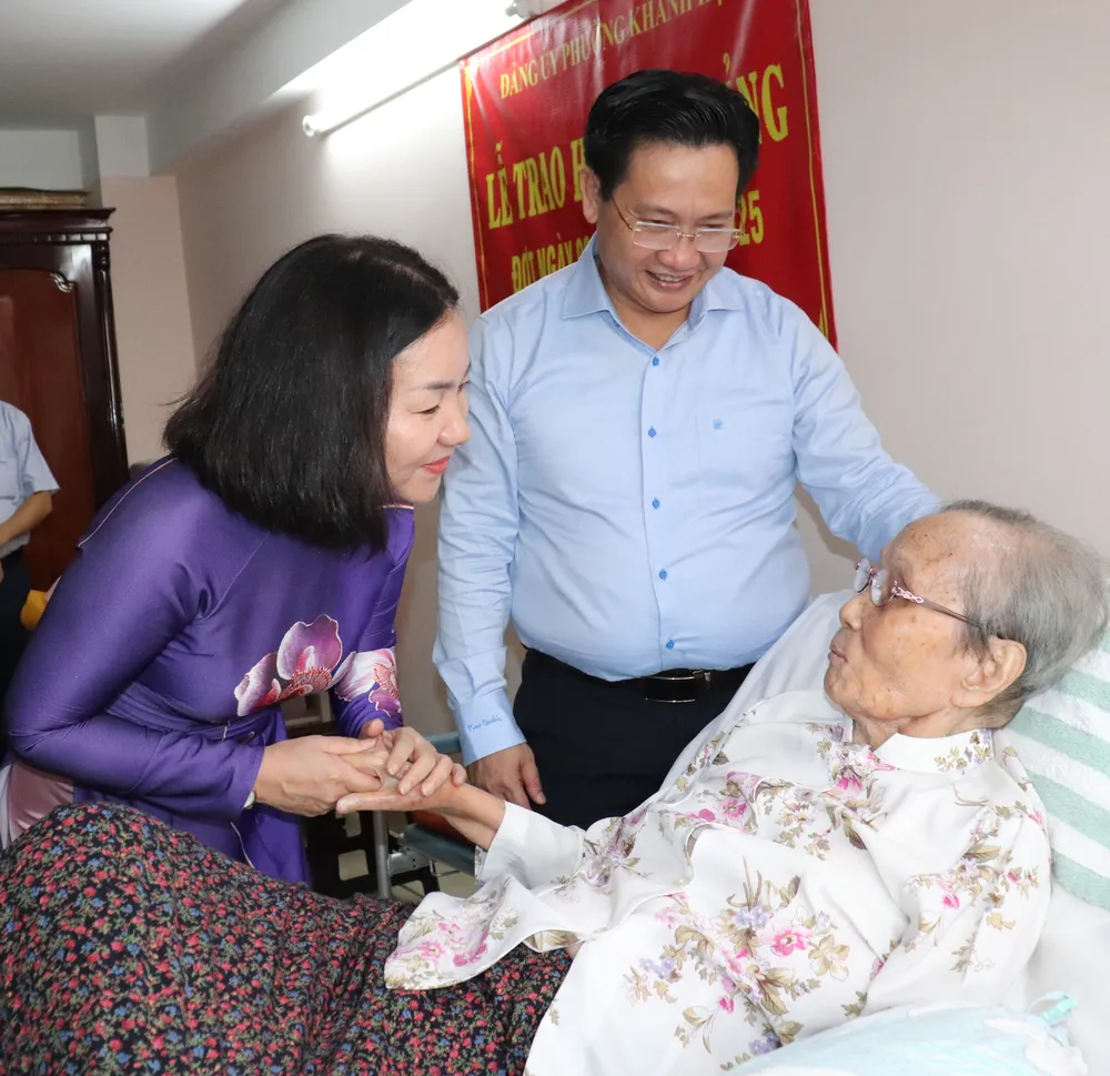 Đồng chí Trương Thị Bích Hạnh và đồng chí Lý Tấn Hòa thăm hỏi tình hình sức khỏe đồng chí Lê Thị Nhàn IMG_4270.JPG