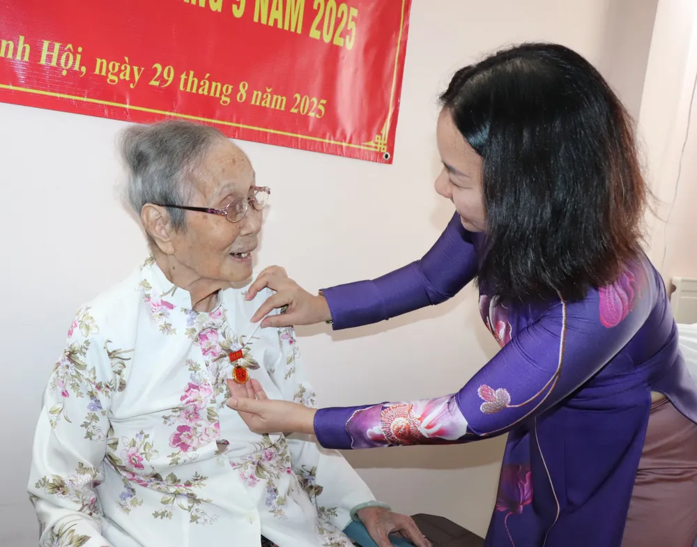 Đồng chí Trương Thị Bích Hạnh trao Huy hiệu 80 năm tuổi Đảng đến đồng chí Lê Thị Nhàn IMG_4291.JPG