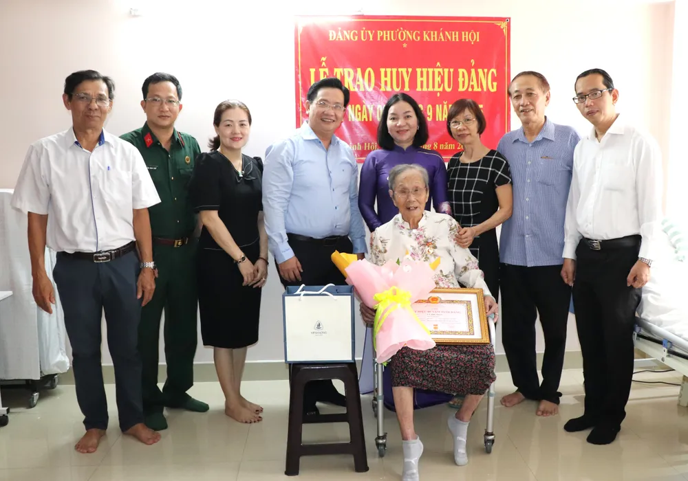 Niềm vui của đồng chí Lê Thị Nhàn khi nhận Huy hiệu 80 năm tuổi Đảng IMG_4314.JPG