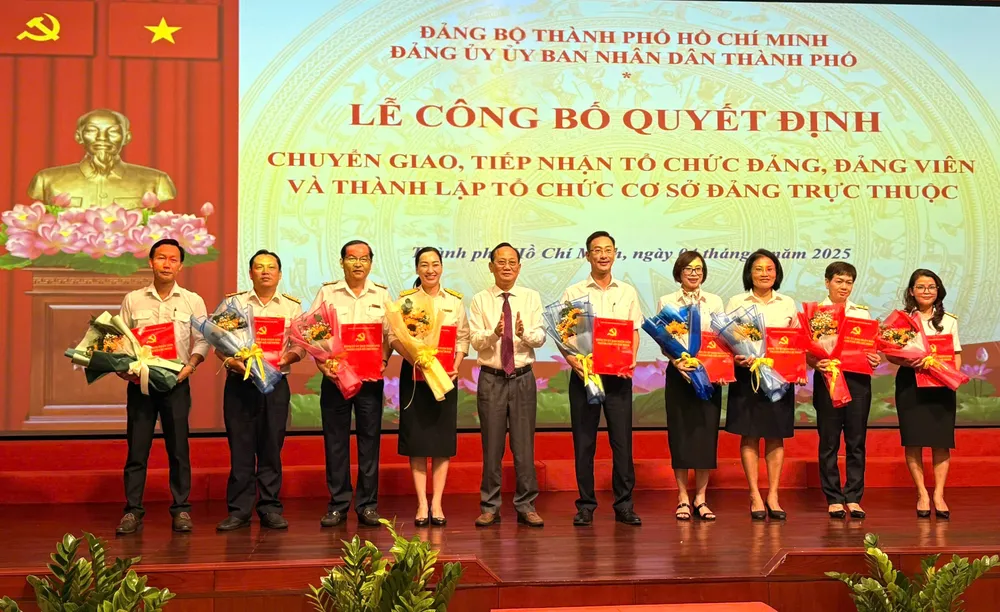 Trao quyết định tiếp nhận tổ chức Đảng Hinh 4.jpg