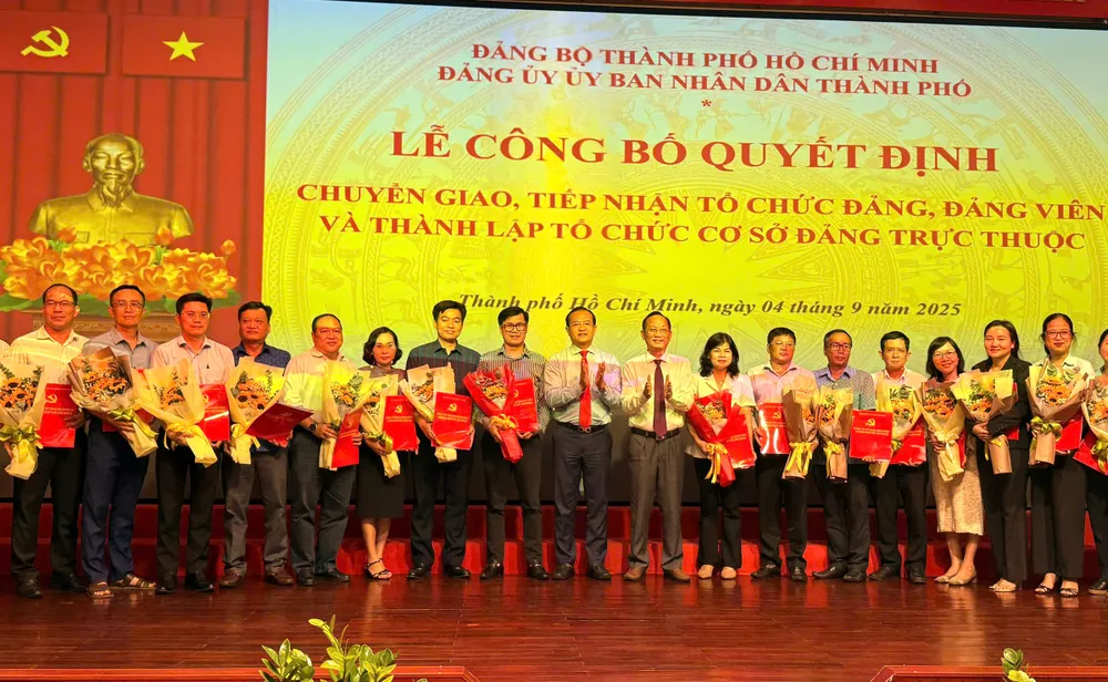 Trao quyết định tiếp nhận tổ chức Đảng Hinh 6.jpg