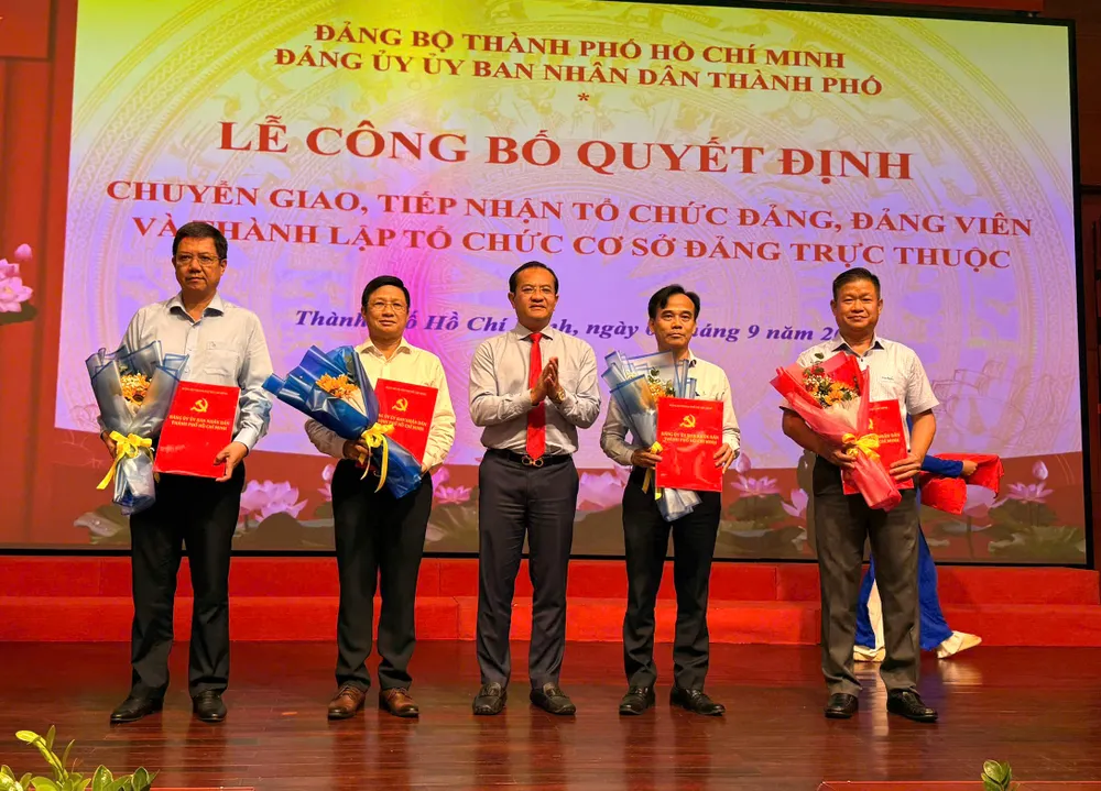 Trao quyết định tiếp nhận tổ chức Đảng Hinh 8.jpg