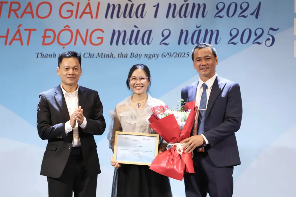 Trao giải đến tác giả Hinh PN 1.jpg