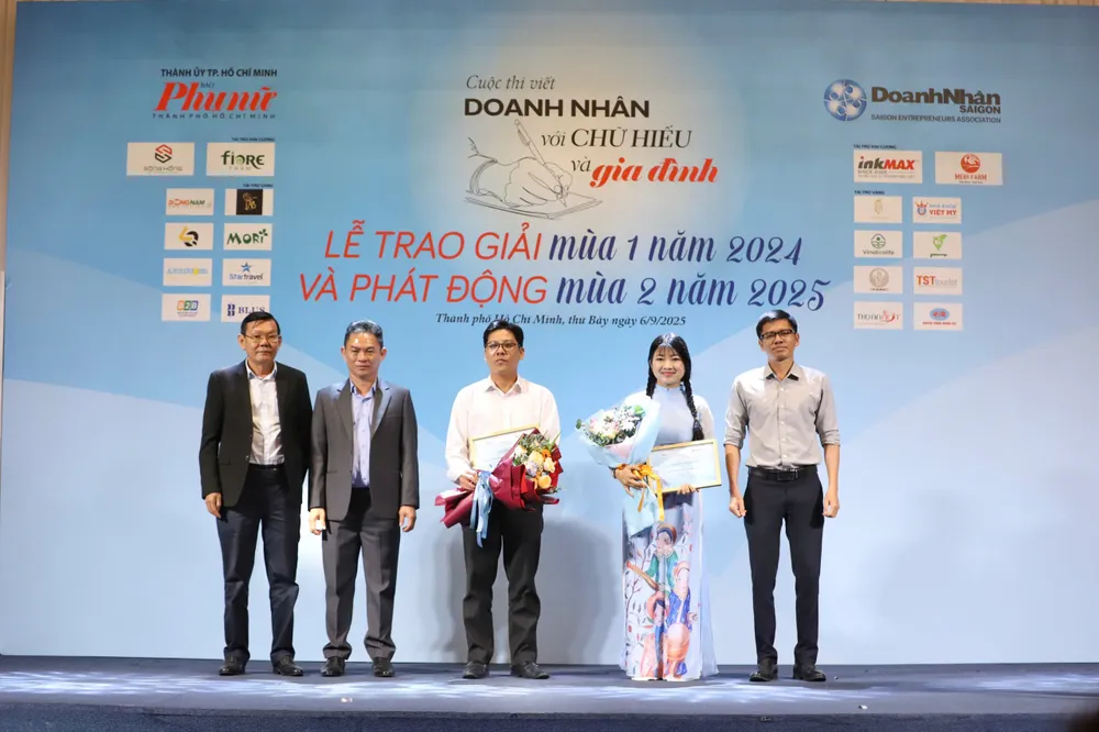 Các tác giả nhận giải tại cuộc thi Hinh PN 3.jpg