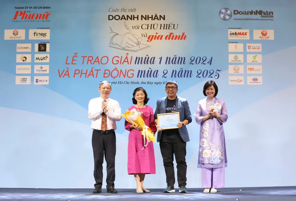 Trưởng Ban Tuyên giáo và Dân vận Thành ủy TPHCM Dương Anh Đức trao giải thưởng của cuộc thi