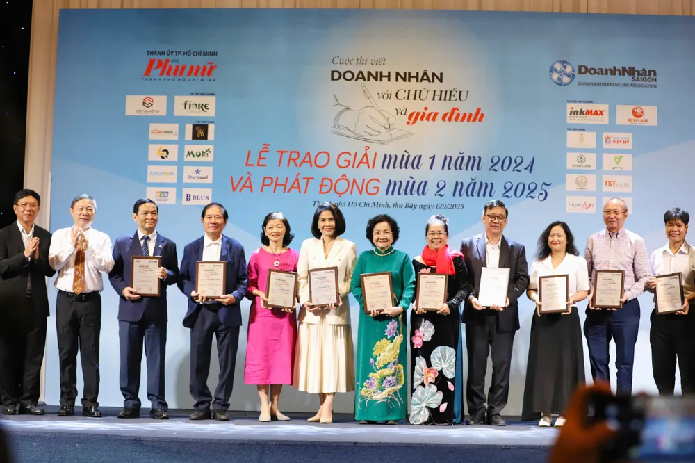 Các tác giả, doanh nhân tại lễ trao giải lần thứ 1 Hinh pn 6.jpg
