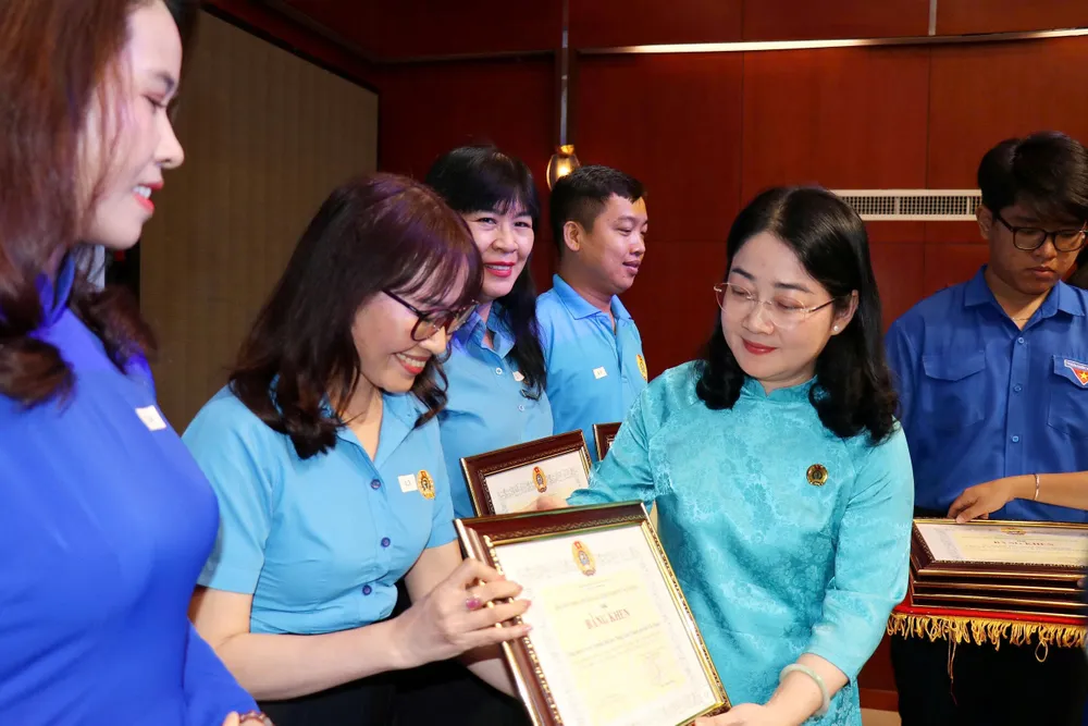 Khen thưởng các tập thể, cá nhân tiêu biểu hinh 2.jpg