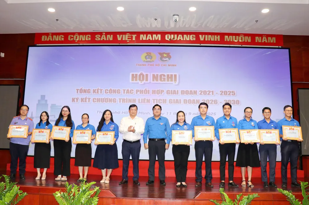 Khen thưởng các tập thể, cá nhân Hinh 3.jpg