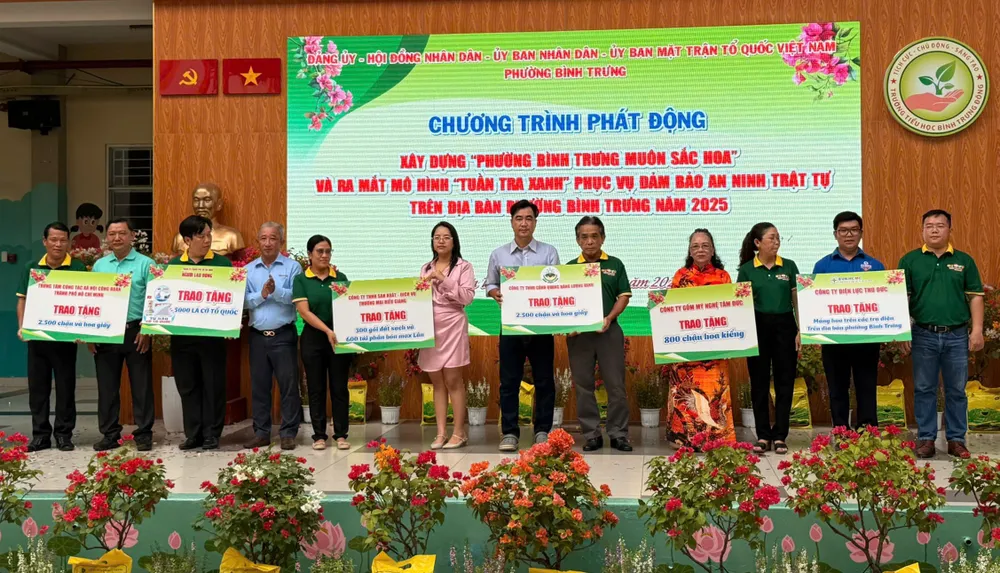 Các đơn vị trao tặng hoa, chậu cây, đất, cờ Tổ quốc Anh 1.jpg
