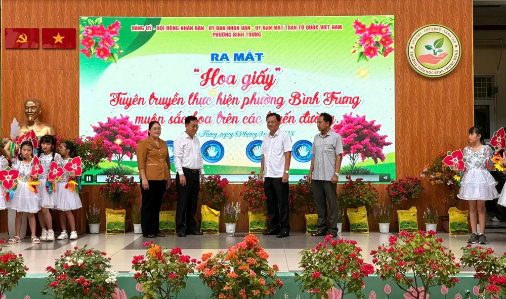Hoa giấy được chọn là biểu tượng đồng hành cho phong trào “Bình Trưng muôn sắc hoa” Anh 2.jpg