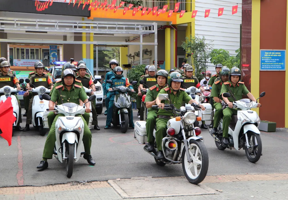 Công an phường Bình Trưng ra quân tuần tra trên địa bàn Hinh 1.jpg
