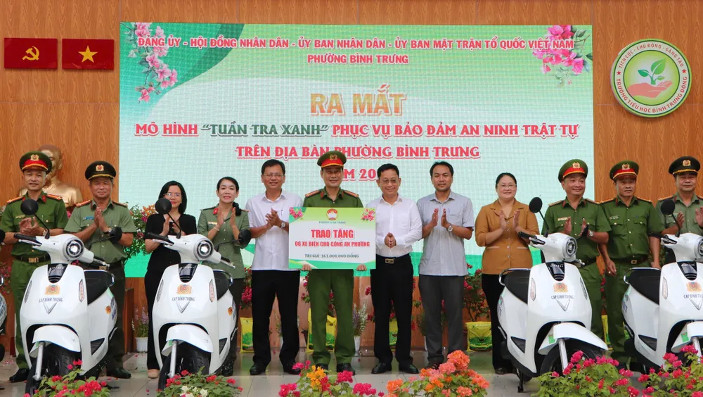 Trao tặng 6 xe điện tuần tra cho Công an phường Bình Trưng Hinh 4.jpg