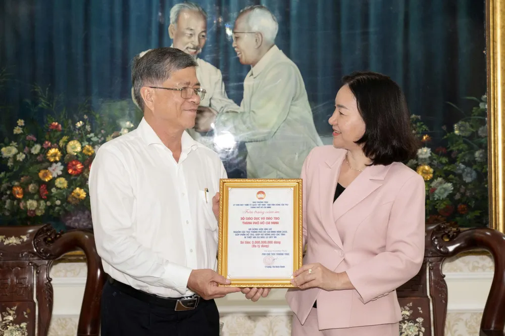 Phó Chủ tịch Thường trực Ủy ban MTTQ Việt Nam TPHCM Trương Thị Bích Hạnh trao thư cảm ơn đến Sở GD-ĐT TPHCM Anh MT 3.jpg