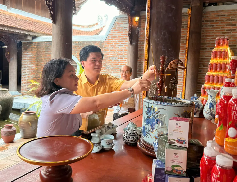 Phó Chủ tịch Thường trực Ủy ban MTTQ Việt Nam TPHCM Trương Thị Bích Hạnh dâng hương tưởng nhớ Bác Hồ tại Đền Chung Sơn - Đền thờ Gia tiên Chủ tịch Hồ Chí Minh hinh 1.jpg