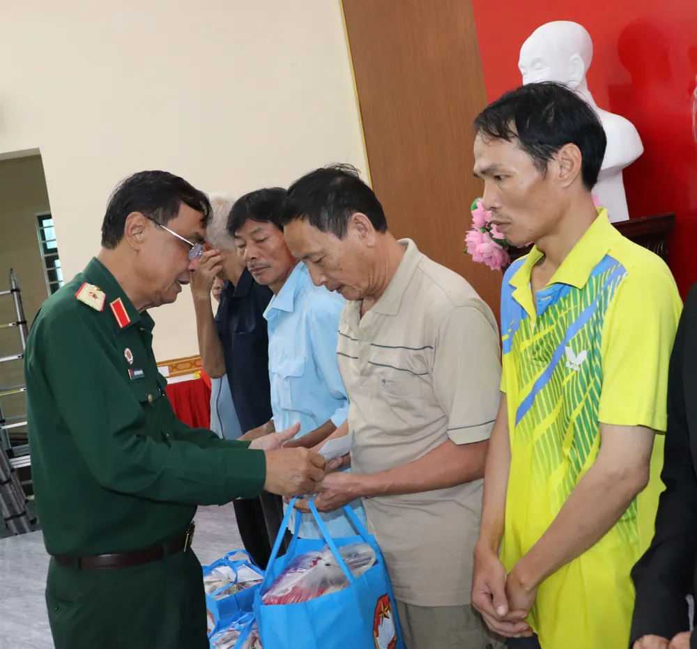 Phó Chủ tịch Ủy ban MTTQ Việt Nam Thành phố, Chủ tịch Hội Cựu chiến binh TPHCM Nguyễn Minh Hoàng trao quà đến người dân phường Vinh Lộc IMG_4460.JPG