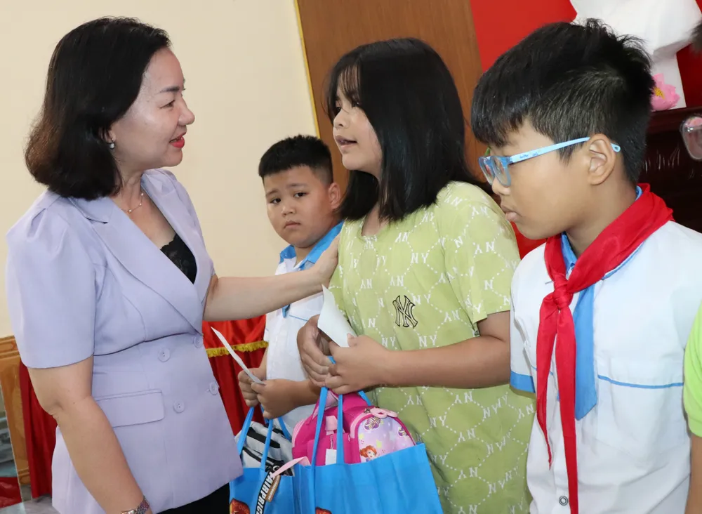 Đồng chí Trương Thị Bích Hạnh trao quà đến học sinh khó khăn tại tỉnh Nghệ An IMG_4470.JPG