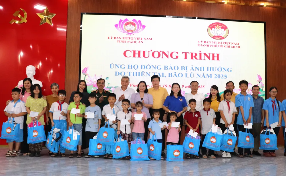 Phó Chủ tịch Thường trực Ủy ban MTTQ Việt Nam TPHCM Trương Thị Bích Hạnh cùng đoàn tặng quà đến học sinh khó khăn phường Vinh Lộc (tỉnh Nghệ An) IMG_4489.JPG