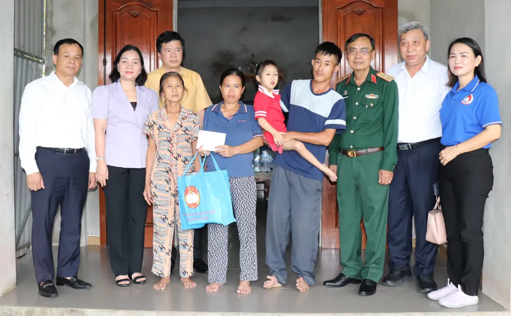 Đoàn trao quà đến gia đình bà Nguyễn Thị Liên tại phường Vinh Lộc IMG_4519.JPG