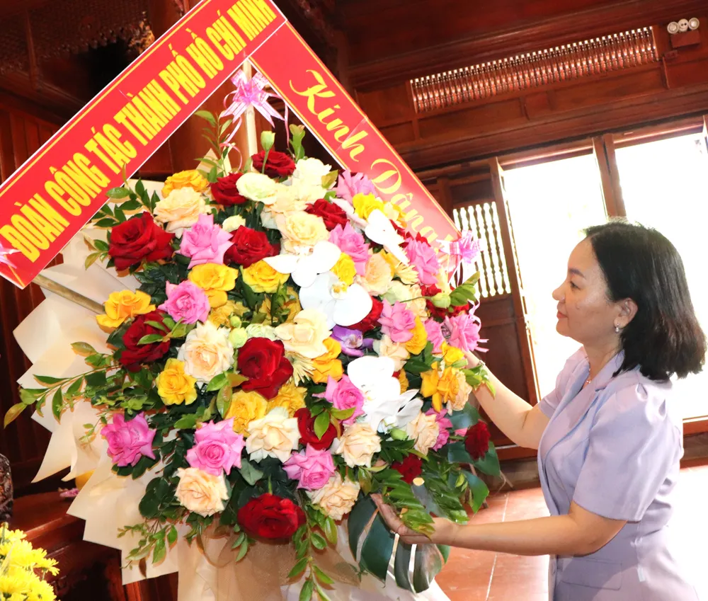 Phó Chủ tịch Thường trực Ủy ban MTTQ Việt Nam TPHCM Trương Thị Bích Hạnh dâng hoa tưởng nhớ Chủ tịch Hồ Chí Minh tại Khu Di tích quốc gia đặc biệt Kim Liên IMG_4569.JPG