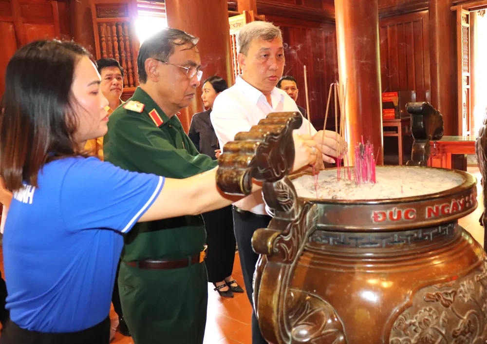 Các đại biểu dâng hương tưởng nhớ Chủ tịch Hồ Chí Minh IMG_4578.JPG