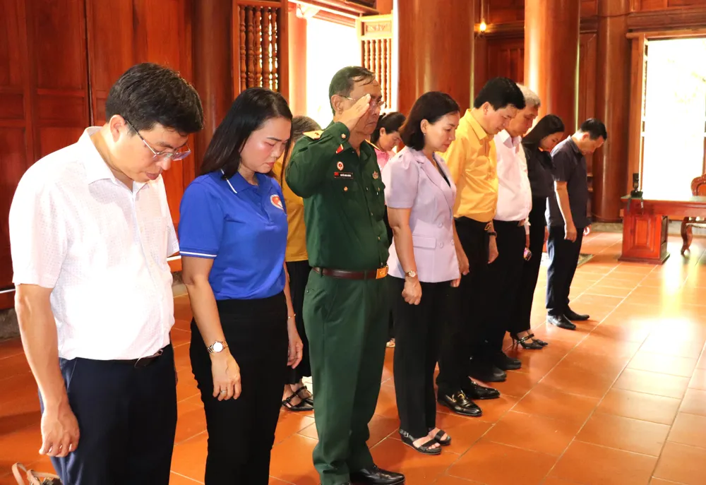 Các đại biểu dành phút mặc niệm tưởng nhớ Bác IMG_4583.JPG