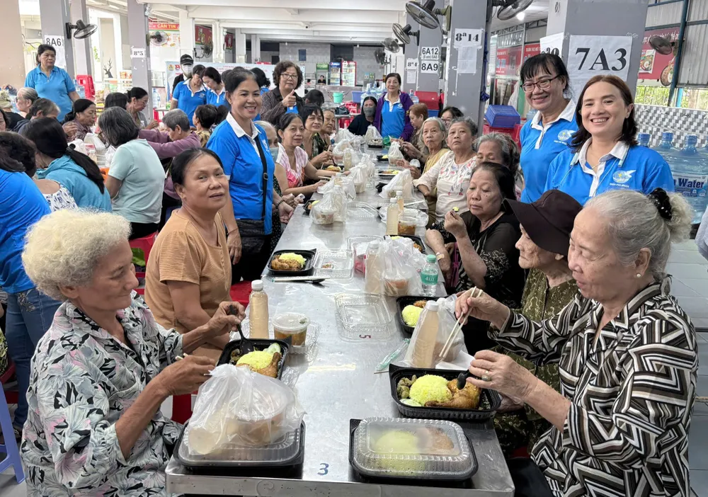 Người dân phường Phú Nhuận cùng ăn “Bữa cơm Đoàn kết – Nghĩa tình” Anh 1.jpg