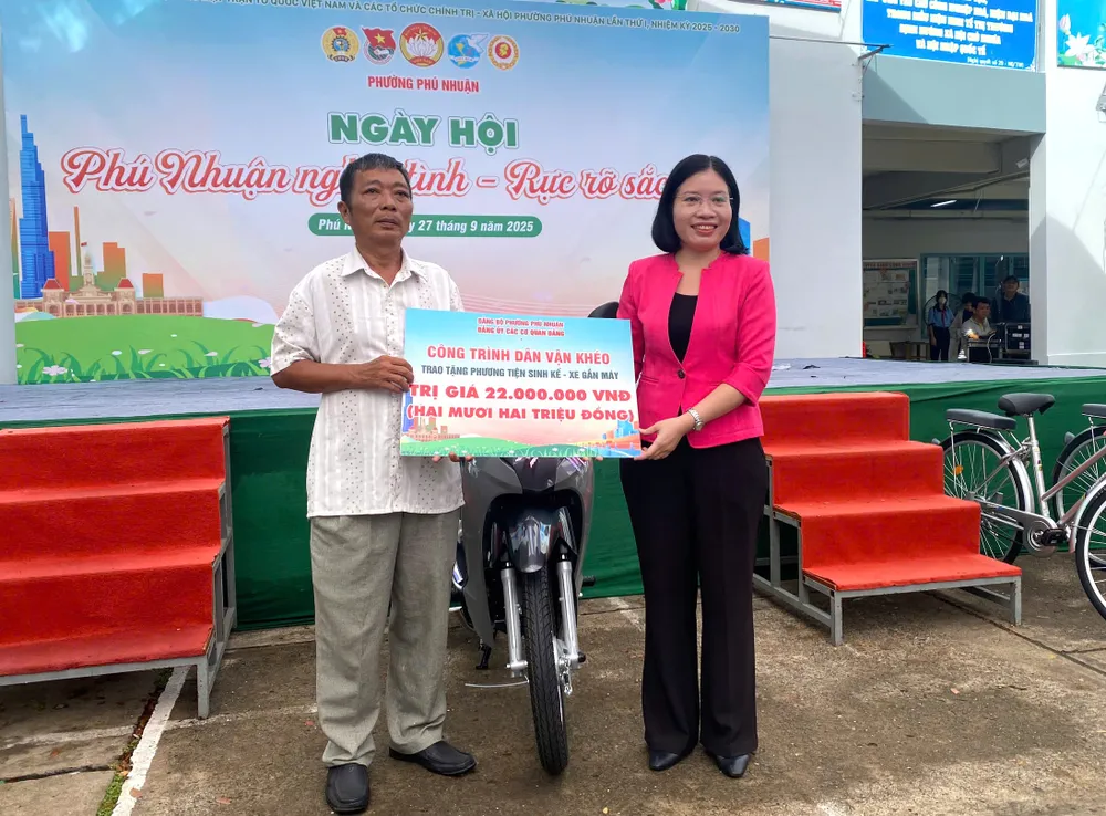 Phó Bí thư Thường trực Đảng ủy phường Phú Nhuận Trần Thị Mai Lý trao phương tiện sinh kế đến người dân Anh 2.jpg