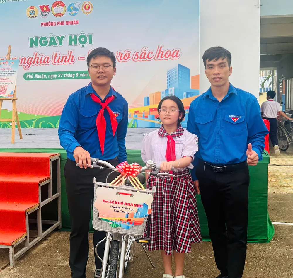 Trao phương tiện đi học cho học sinh khó khăn Anh 3.jpg