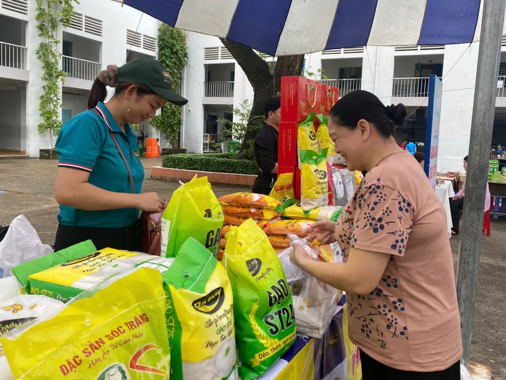Người dân mua hàng tại gian hàng gạo Kim Sáng Anh 4.jpg