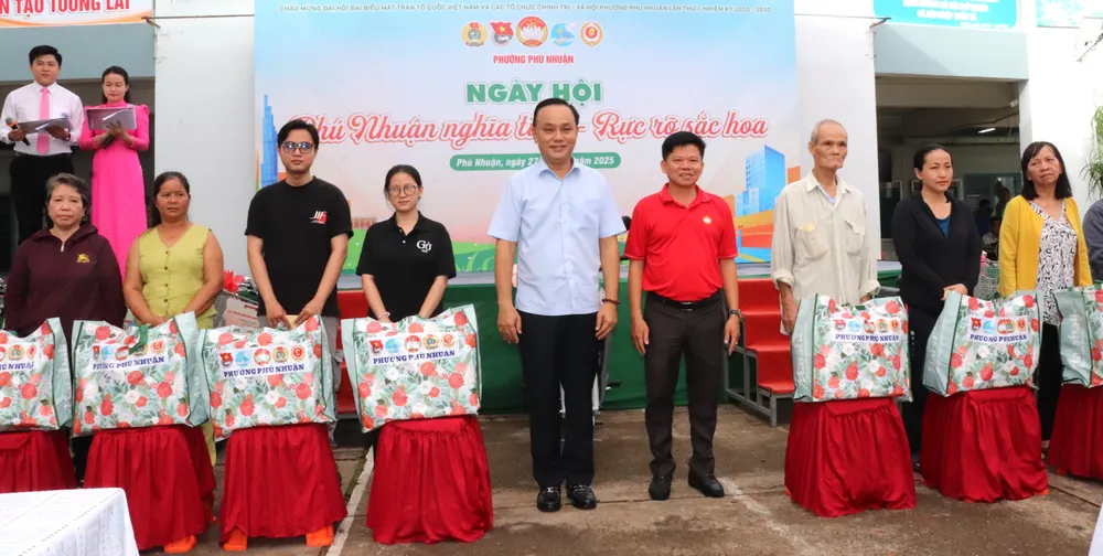 Bí thư Đảng ủy, Chủ tịch HĐND phường Phú Nhuận Nguyễn Đông Tùng và Chủ tịch Ủy ban MTTQ phường Phú Nhuận Đinh Gia Huỳnh tặng quà cho các hộ khó khăn IMG_4695.JPG