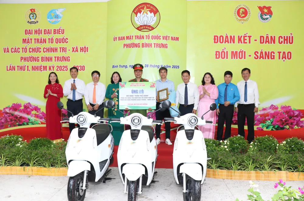 Nhận 3 xe máy điện trang bị cho mô hình “Tuần tra xanh” Anh 3.jpg