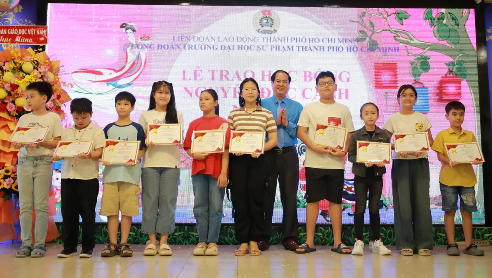 Trao học bổng Nguyễn Đức Cảnh đến các em học sinh học tốt, vượt khó. Ảnh: HỒNG HẢI SP 3.JPG