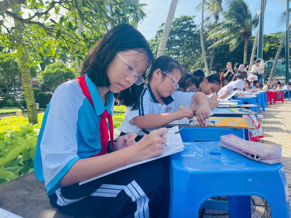Các em thiếu nhi tham gia vòng loại cuộc thi. Ảnh: KHÁNH CHI VT 2.jpg
