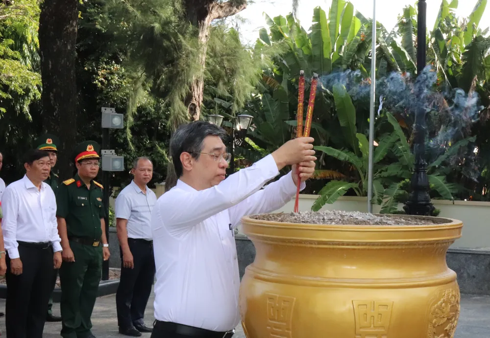 Phó Bí thư Thành ủy, Chủ tịch Ủy ban MTTQ Việt Nam TPHCM Nguyễn Phước Lộc dâng hương các anh hùng liệt sĩ và Anh hùng Lực lượng vũ trang nhân dân Võ Thị Sáu tại công viên Tượng đài liệt sĩ Võ Thị Sáu IMG_4991.JPG