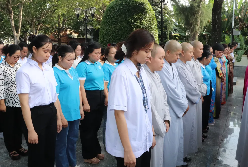 Đại biểu dành phút mặc niệm tưởng nhớ các Anh hùng liệt sĩ IMG_5003.JPG