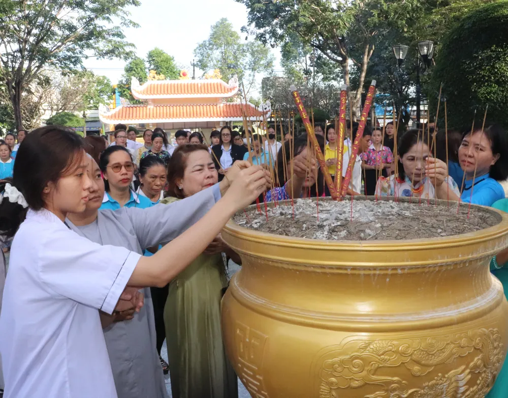Dâng hương tưởng nhớ các Anh hùng liệt sĩ IMG_5014.JPG
