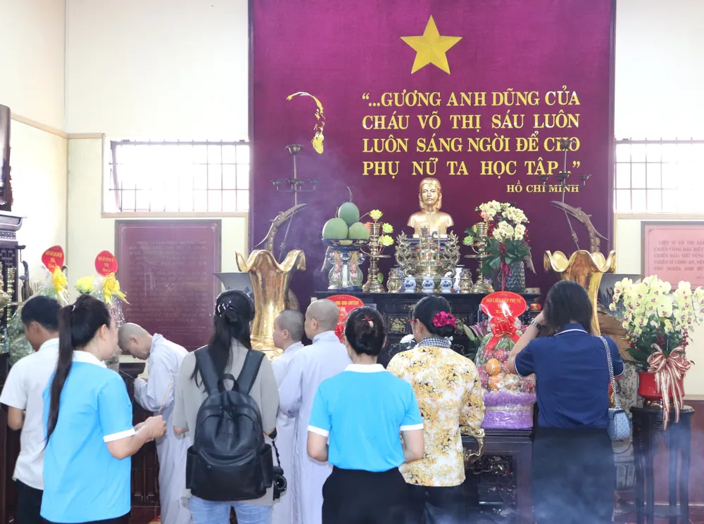 Đại biểu dâng hương tưởng nhớ Anh hùng Lực lượng vũ trang nhân dân Võ Thị Sáu IMG_5018.JPG