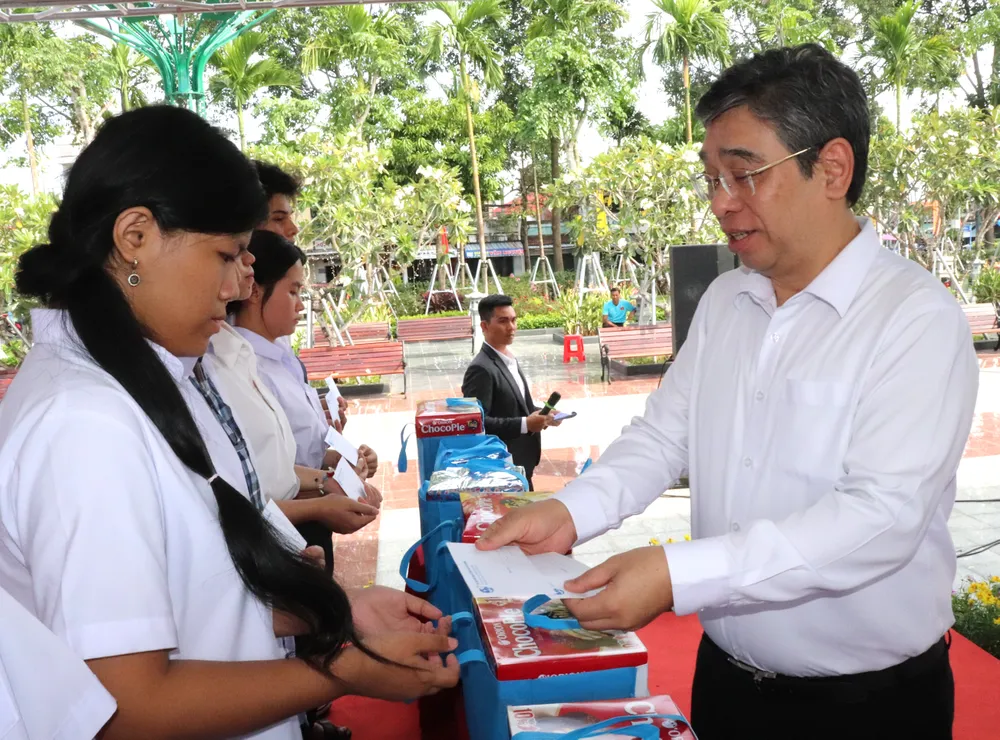 Phó Bí thư Thành ủy, Chủ tịch Ủy ban MTTQ Việt Nam TPHCM Nguyễn Phước Lộc trao học bổng đến các em học sinh. Ảnh: THÁI PHƯƠNG IMG_5025.JPG