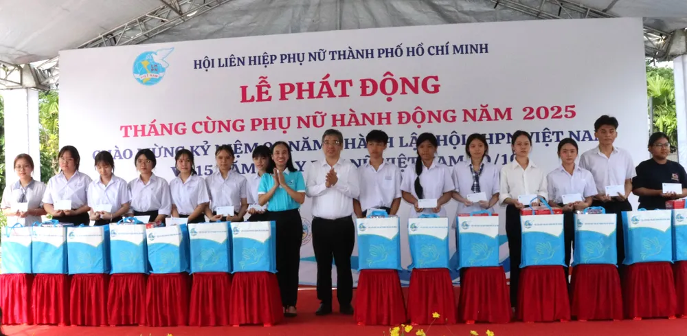 Phó Bí thư Thành ủy, Chủ tịch Ủy ban MTTQ Việt Nam TPHCM Nguyễn Phước Lộc trao học bổng đến các em học sinh. Ảnh: THÁI PHƯƠNG IMG_5026.JPG