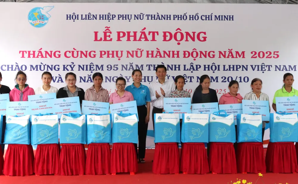 Trao tặng phương tiện sinh kế đến phụ nữ khó khăn. Ảnh: THÁI PHƯƠNG IMG_5029.JPG