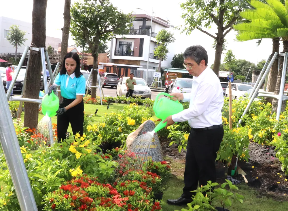 Đồng chí Nguyễn Phước Lộc và đồng chí Võ Ngọc Thanh Trúc trồng cây thực hiện công trình thành phố muôn sắc hoa. Ảnh THÁI PHƯƠNG IMG_5074.JPG