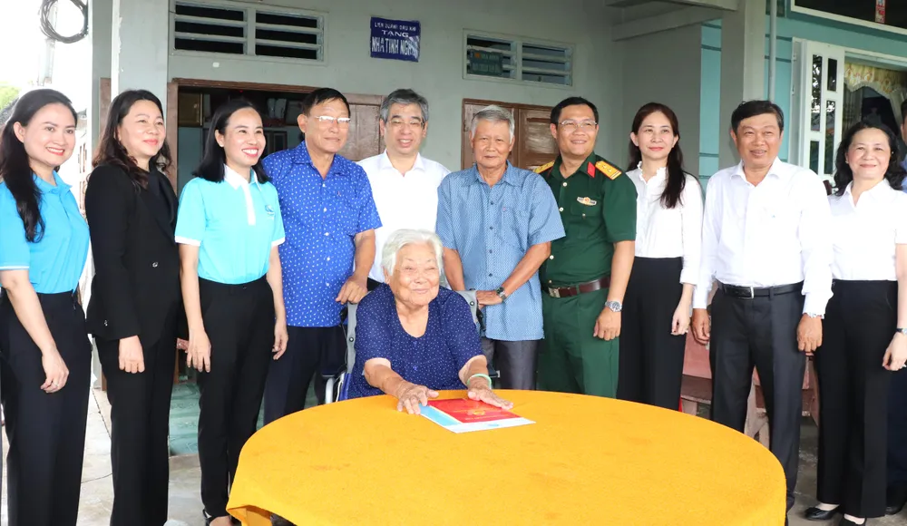 Đoàn thăm hỏi Mẹ Việt Nam Anh hùng Nguyễn Thị Chính. Ảnh: THÁI PHƯƠNG IMG_5121.JPG