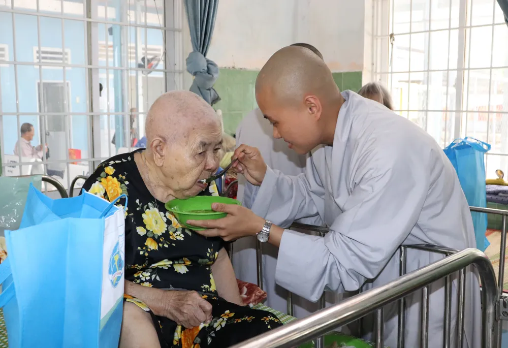 Các nữ tu đến thăm, chăm sóc bữa ăn cho các cụ già tại Trung tâm Bảo trợ và công tác xã hội cơ sở nuôi dưỡng người già. Ảnh: THÁI PHƯƠNG IMG_5213.JPG