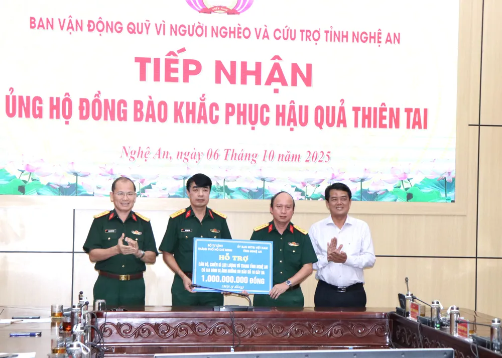 Trao hỗ trợ cán bộ, chiến sĩ có gia đình bị ảnh hưởng do bão số 10 IMG_5221.JPG
