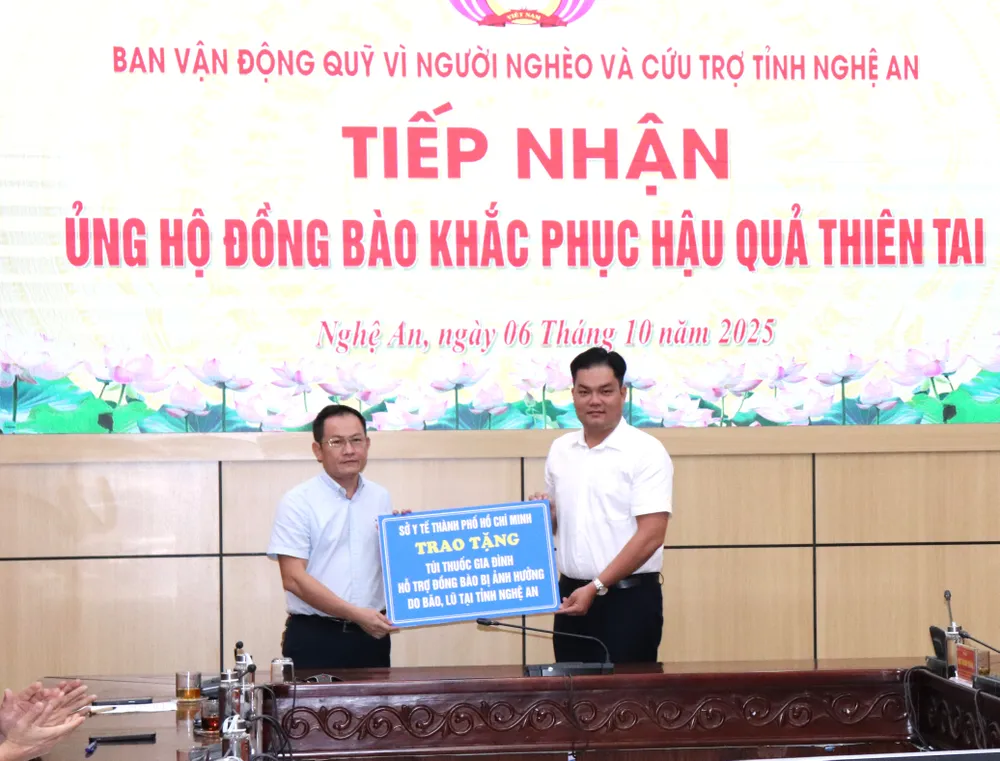 Trao tặng túi thuốc hỗ trợ người dân tại tỉnh Nghệ An IMG_5223.JPG