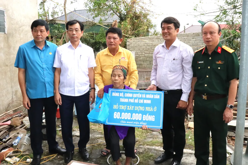 Niềm vui của bà Trịnh Thị Xử khi được hỗ trợ chi phí xây lại căn nhà sập do bão số 10 IMG_5243.JPG