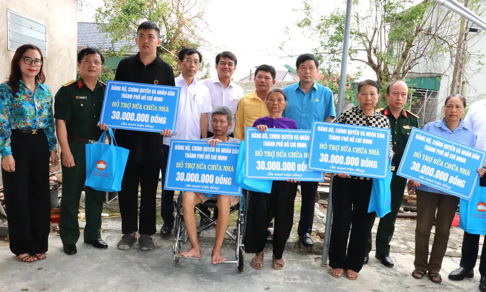 Đồng chí Bùi Thanh Nhân trao chi phí hỗ trợ sửa chữa nhà đến người dân xã Lam Thành IMG_5248.JPG