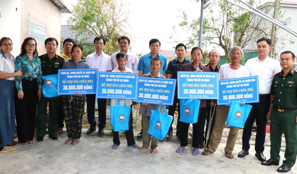 Người dân xã Lam Thành trong niềm vui nhận hỗ trợ từ TPHCM IMG_5252.JPG