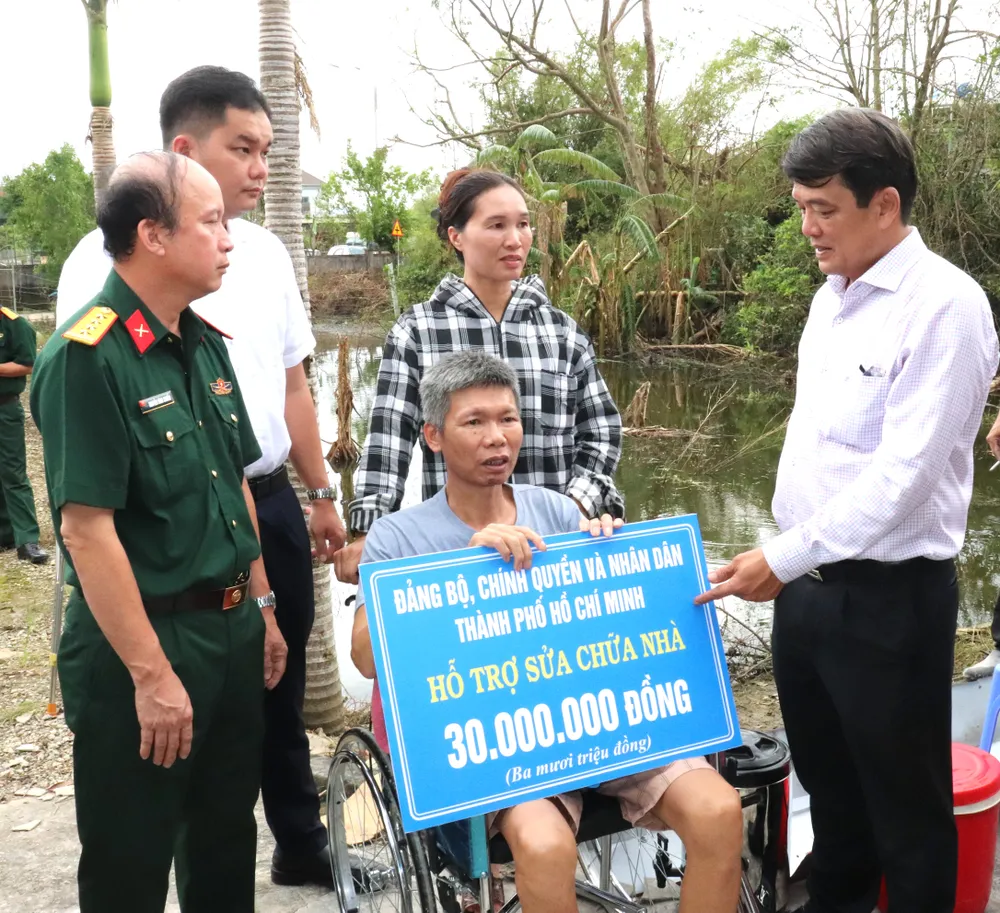Đồng chí Bùi Thanh Nhân thăm hỏi gia đình người dân bị ảnh hưởng bởi bão số 10 IMG_5255.JPG