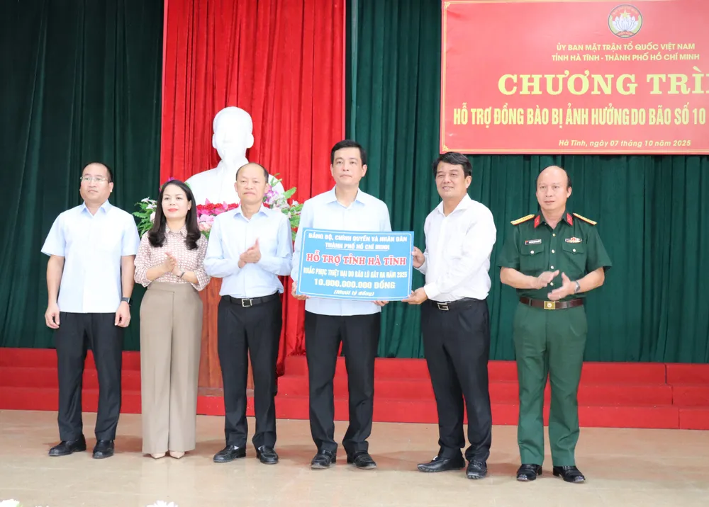 Đồng chí Bùi Thanh Nhân trao 10 tỷ đồng của Đảng bộ, Chính quyền và nhân dân TPHCM hỗ trợ người dân tỉnh Hà Tĩnh IMG_5267.JPG